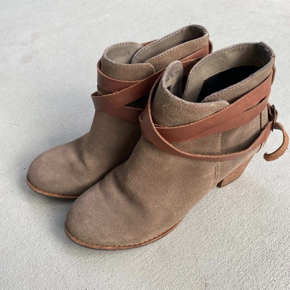 Dolce Vita suede ankle boots in taupe 6.5